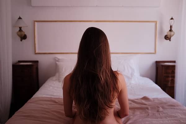 ベッドに座る女性